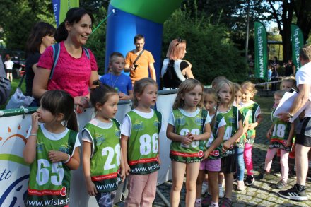 Najmłodsze dziewczynki na mecie biegu